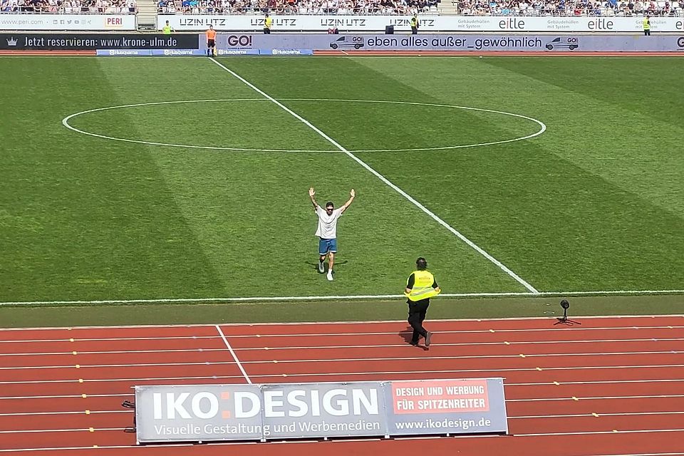 Kleiner Showmoment für einen Zuschauer, der unter Applaus den Platz verlässt