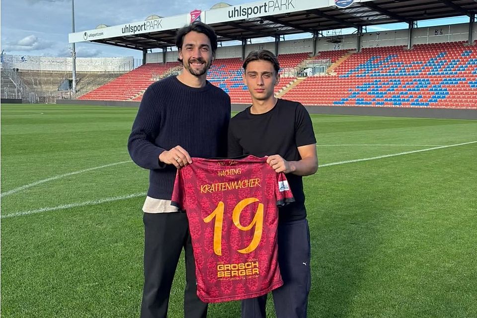 Markus Schwabl (li.) freut sich über die Vertragsverlängerung von Wesley Krattenmacher.