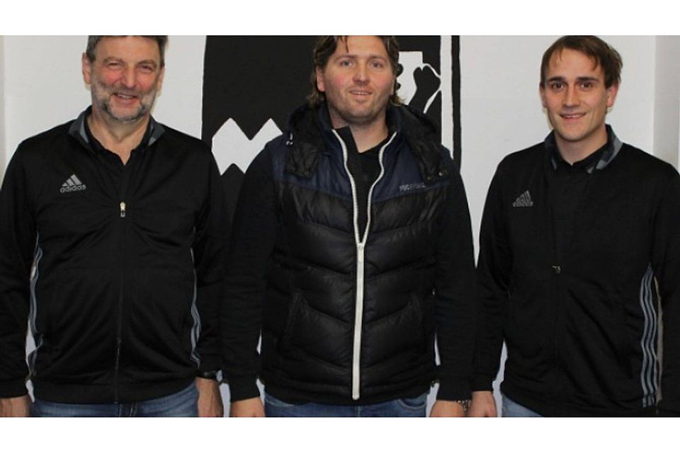 Vorstand Hans Hutzler mit Trainer Markus Pillmeier und Abteilungsleiter Fußball Matthias Niebauer  Foto: gmn