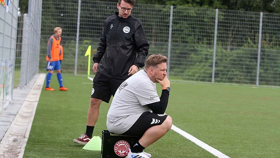 Als Trainer stand Daniel Blum (vorne, TSV Bordesholm) in der Verbandsliga vor hohen Hürden.