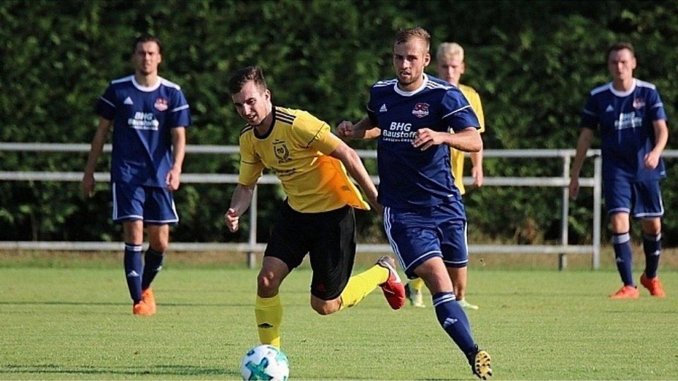 Gleich richtig da: Hüffelsheims Philip Leonhard (blaues Trikot) verfolgt seinen Gegenspieler Tobis Jung.	Foto: Marcel Fennel.