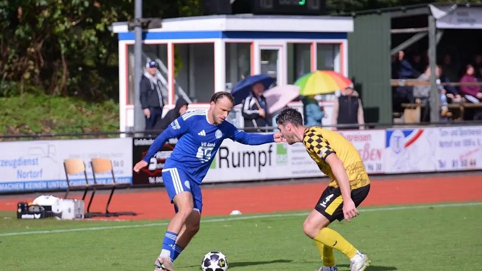 Mika Jöhnk und der TUS Nortorf hier gegen Frisia 03 Risum-Lindholm und Malte Bethke stehen im Kreispokalfinale. 