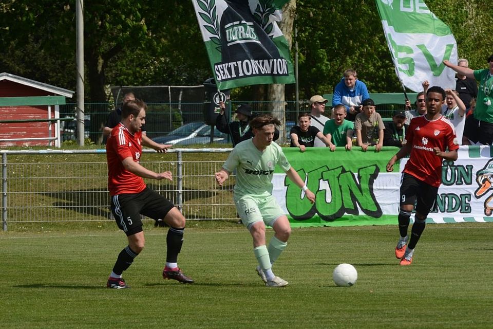 Tim Jansa (PSV Neumünster) gegen Marc Jürgensen (Li) und Tom Steffen (Kaltenkirchener TS). 
