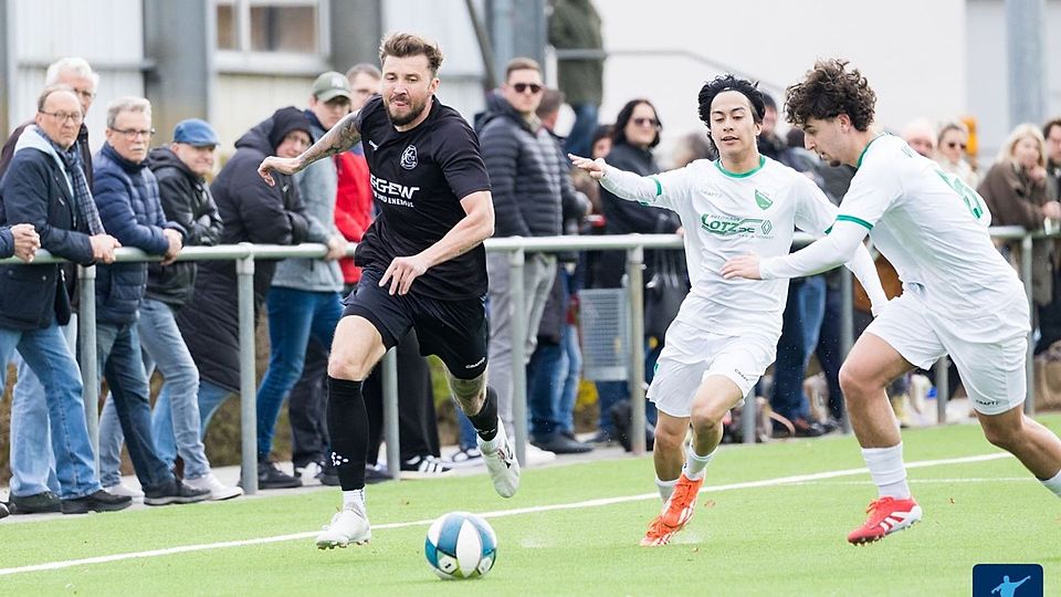 Vom Ausrutscher des VfR Fehlheim (weiße Trikots) könnte der FC 07 Bensheim profitieren.