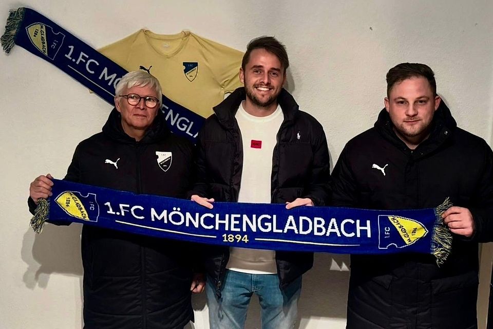 Der neue Trainer Dennis Krause (Mitte) mit dem Abteilungsleiter Sport, Hermann Kaisers (links) und dem Vorsitzenden Timo Wendelen (rechts). Der neue Trainer Dennis Krause (Mitte) mit dem Abteilungsleiter Sport, Hermann Kaisers (links) und dem Vorsitzenden Timo Wendelen (rechts).