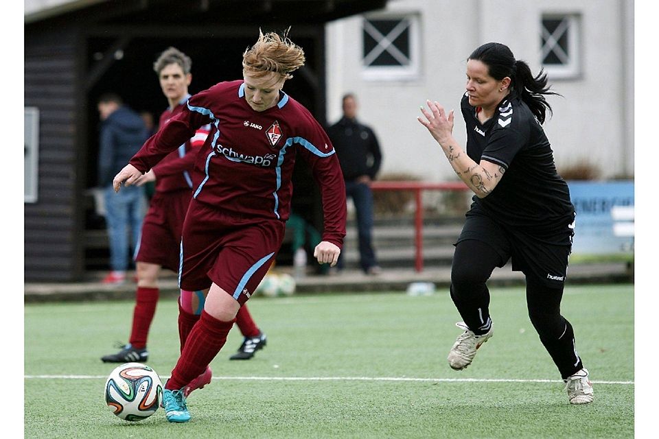 Blick auf den Ball: Frankfurts Nancy Hoffmann (links) setzt sich gegen ihre Reichenwalder Gegenspielerin durch.   ©FOTO Michael Benk