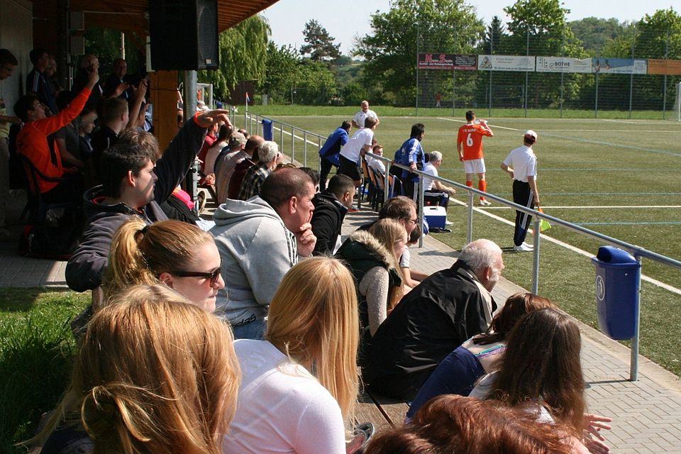 Stadionatmosphäre: Der FC Naurod will auch in der kommenden Runde seine Fans begeistern. Foto: Olaf Streubig