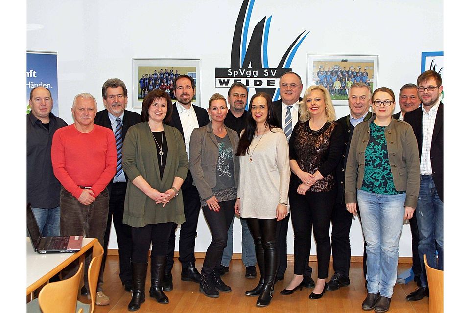 Mit diesem Team geht Verein zur Jugendförderung der SpVgg SV Weiden um Vorsitzende Stefanie Sperrer (7. v. r.), hier mit den Ehrengästen, in die nächsten beiden Jahre. Foto: Landgraf