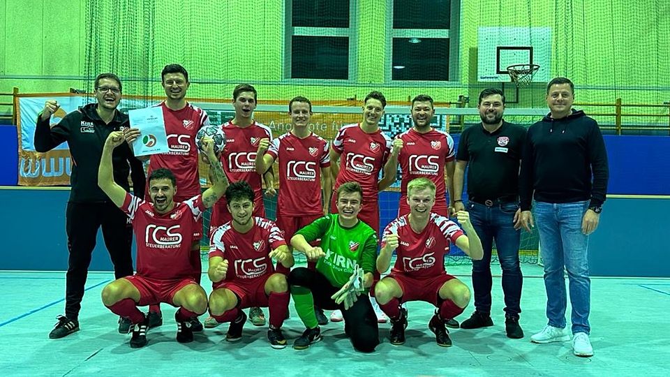 Die Siegermannschaft des ASCK Simbach mit dem Veranstalter sowie Ausrichter Klaus Hofbauer (obere Reihe rechts) 