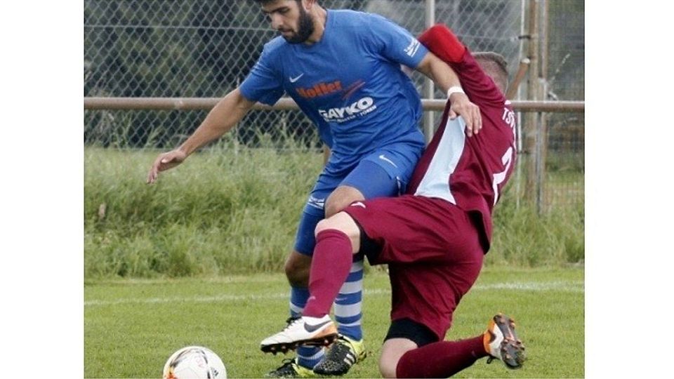 Attacke von der Seite: Andreas Asmus (rechts) vom TSV Großen-Linden II versucht Obbornhofens Simon Gramatte den Ball wegzugrätschen. Am Ende erkämpft sich Linden gegen den Tabellenvierten ein 2:2-Unentschieden.