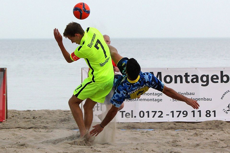 Fliegende Körper sind beim Beachsoccer inbegriffen. An Pfingsten startet der Wuppertaler SV in die Meisterschaft. Foto: WSV-Beachsoccer