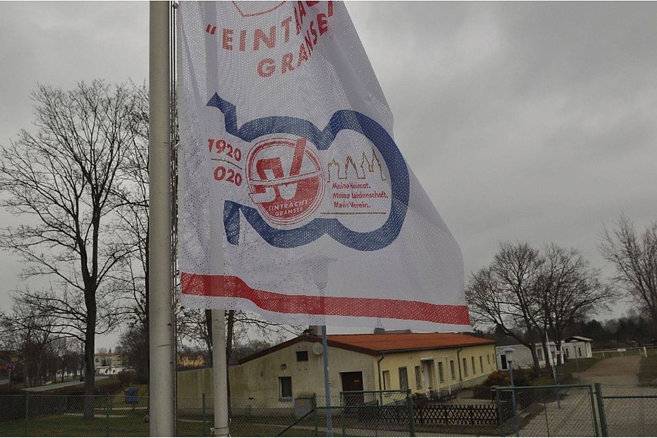 Nicht zu übersehen: Vor dem Vereinsheim wurde eine Fahne gehisst, die auf das Jubiläum hinweist. Foto: ©Matthias Henke