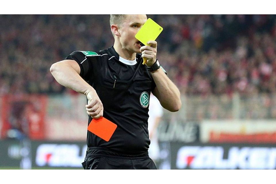 Gelb-Rot - nur für wen? Die Kartenspielertricks eines Schiedsrichters sorgen für Verwirrung im Fußballbezirk Donau. Foto: imago sportfotodienst