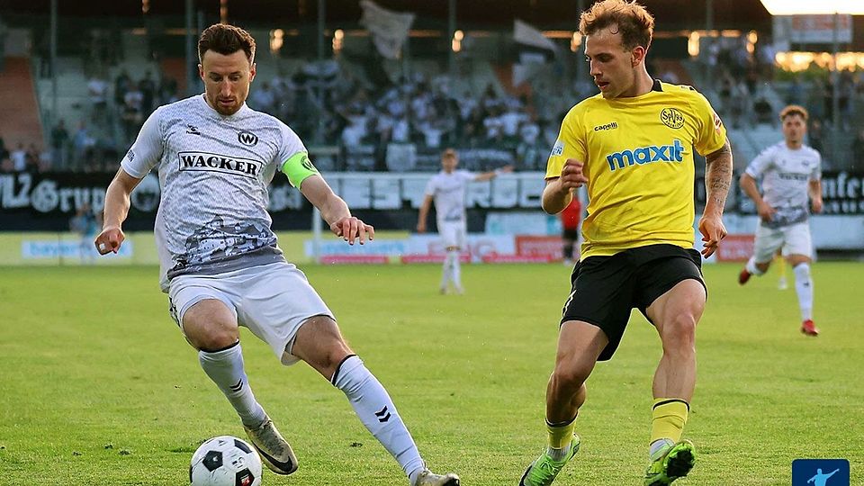 Felix Heim (rechts, hier im Duell mit Burghausens Christoph Schulz) kommt bevorzugt über die Außenbahnen, wobei ihn seine Vielseitigkeit für die gegnerische Defensive nur schwer berechenbar macht