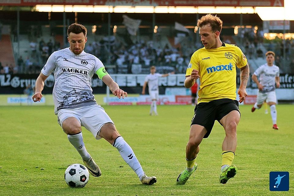 Felix Heim (rechts, hier im Duell mit Burghausens Christoph Schulz) kommt bevorzugt über die Außenbahnen, wobei ihn seine Vielseitigkeit für die gegnerische Defensive nur schwer berechenbar macht Felix Heim (rechts, hier im Duell mit Burghausens Christoph Schulz) kommt bevorzugt über die Außenbahnen, wobei ihn seine Vielseitigkeit für die gegnerische Defensive nur schwer berechenbar macht