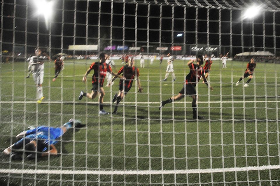 Unterschiedliche Gefühlswelten nach WBs Ausgleichstreffer.