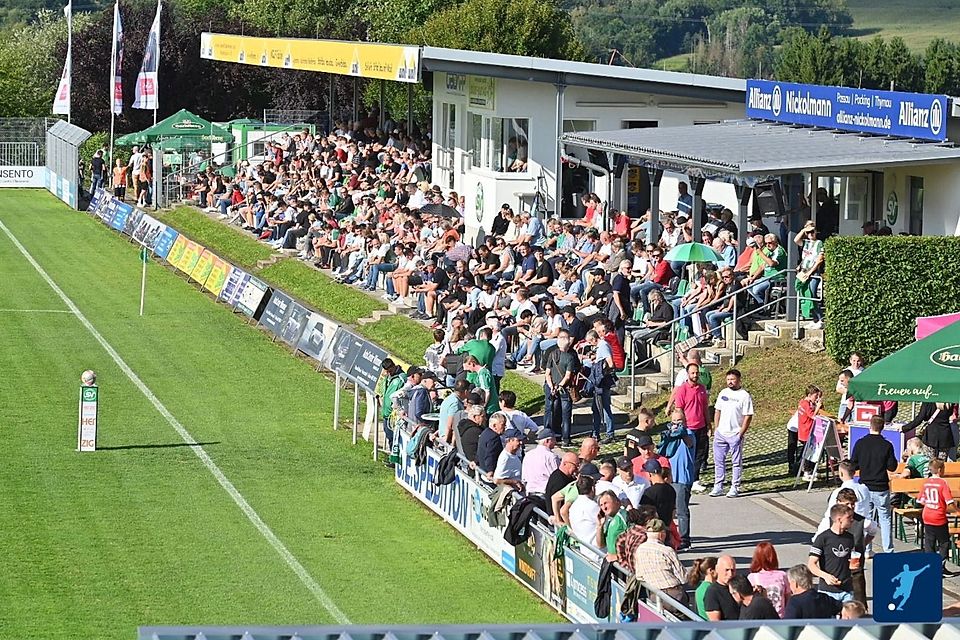 Ein proppevolles Stadion am Reuthinger Weg am 1. August 2025: Das Derby zwischen Schalding und Hauzenberg wollten 2.026 Zuschauer sehen - so viele wie kein anderes Bayernligaspiel in der Saison 2025/26.