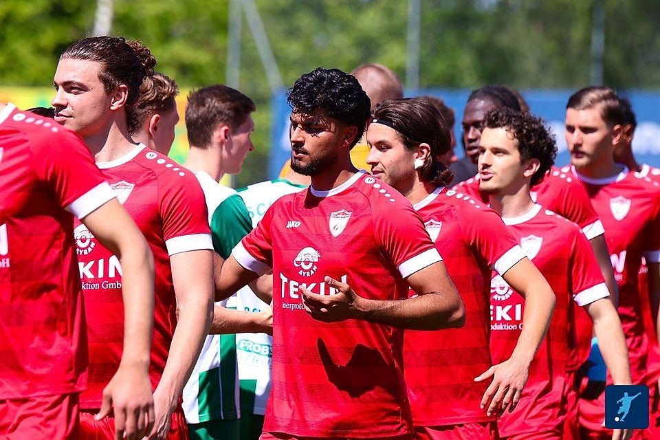 Abschiedsstimmung herrscht bei Türkspor Augsburg. Der Bayernliga-Abstieg ist nach der Niederlage beim SV Schalding-Heining besiegelt.