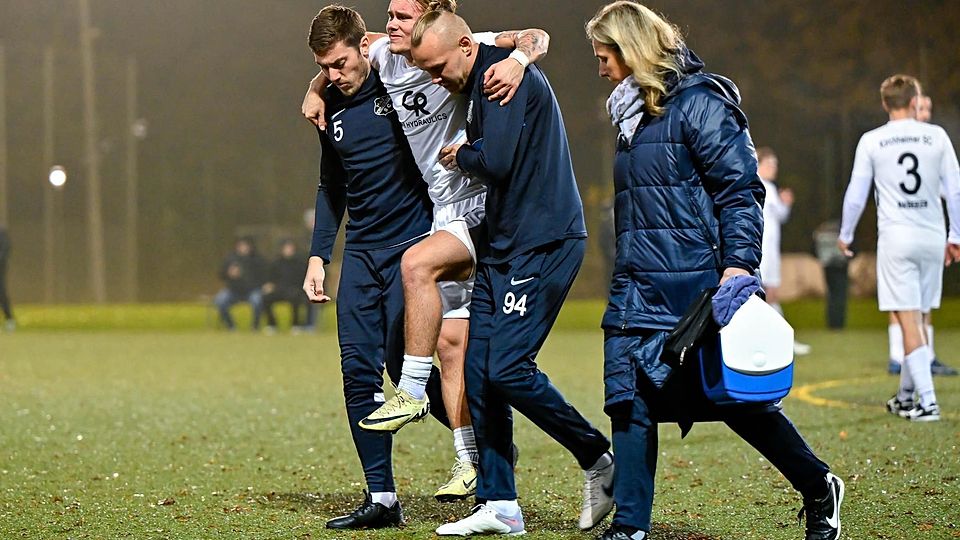 Fussball, Landesliga Südost, Kirchheimer SC - VfR Garching Fabian Czech (Kirchheim, 31) (mi.) muss verletzt vom Platz getragen werden, verletzt,