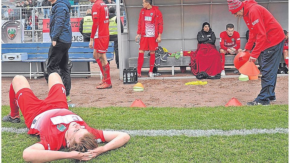 Frust in der Niederlage: Wormatia-Verteidiger Björn Weisenborn liegt am Boden.  Foto: pa/Balzarin