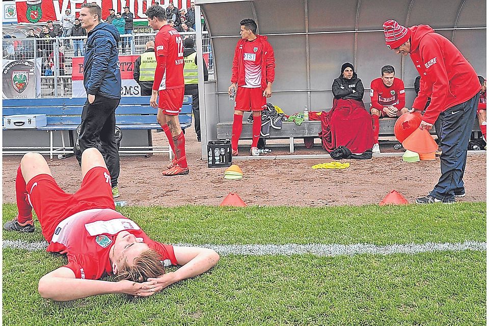 Frust in der Niederlage: Wormatia-Verteidiger Björn Weisenborn liegt am Boden.  Foto: pa/Balzarin