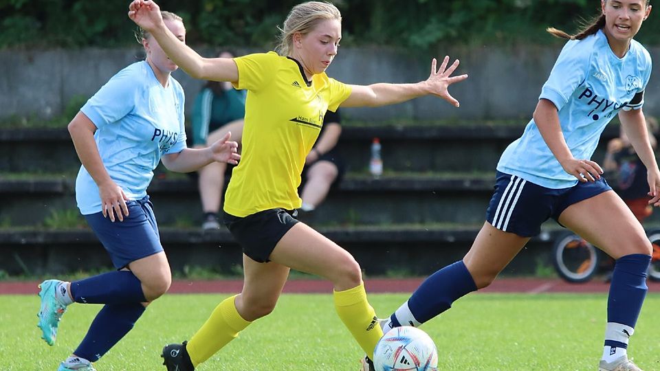 Auch von zwei Gegenspielerinnen nicht zu stoppen: Lilian Möhring (M.) schoss die Fußballerinnen der SpVgg Attenkirchen zum ersten Saisonsieg.