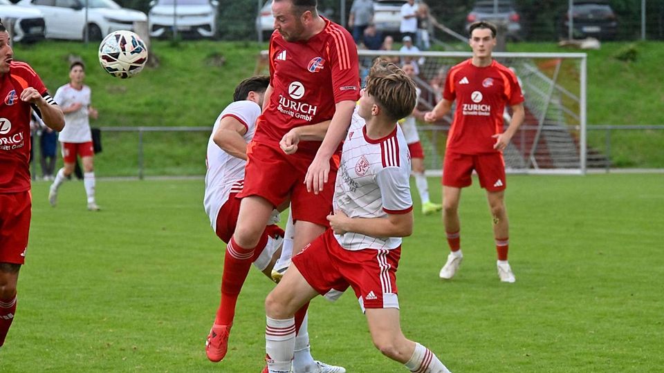 Tarforsts Angreifer Nicola Rigoni (links) bleibt hier beim Kopfball obenauf. Am Ende musste sich der FSV gegen Sirzenich aber mit einem 2:2-Unentschieden begnügen.