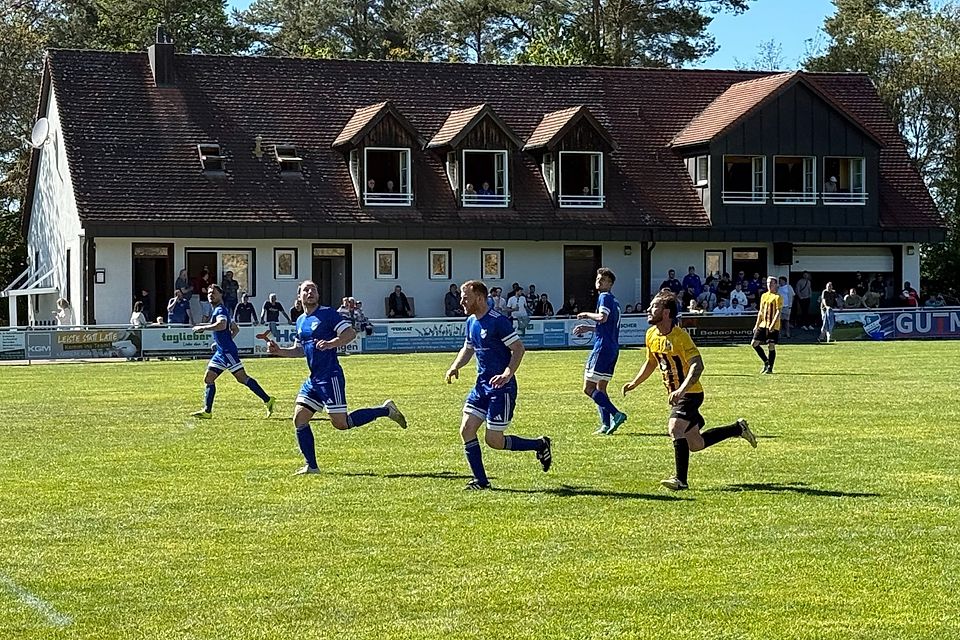 Nichts zu erben gab es für eine völlig indisponierte SSV Dillingen am "Tag der Arbeit" beim TSV Hainsfarth (blaue Trikots).