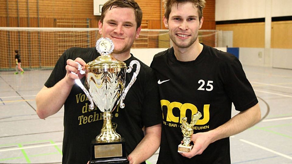 Simon Frei (links) und Marc Michels vom Turniersieger TSV Ottobeuren präsentieren ihre Trophäen.  Foto: Siegfried Rebhan