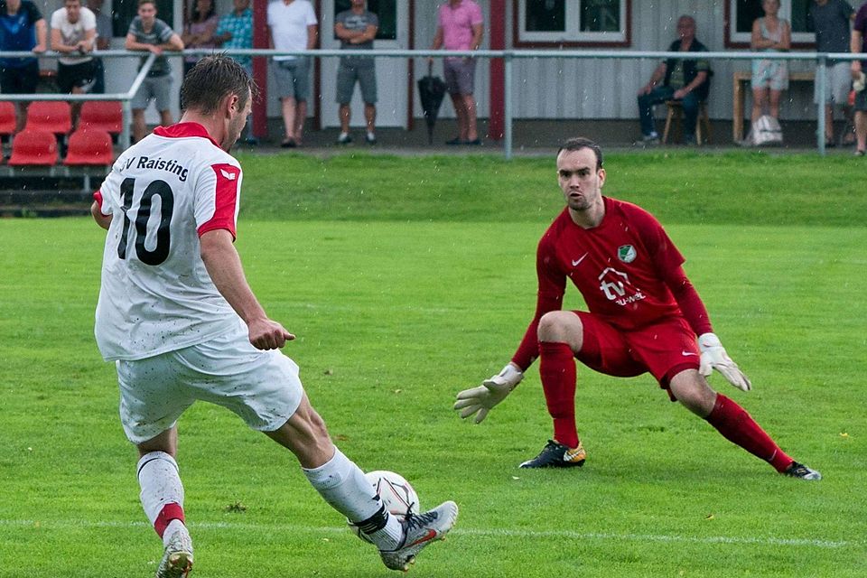 Gleich langt der Torwart zu: In dieser Szene hat sich Raistings Kevin Enzi (l.) den Ball erkämpft und sich in den Strafraum durchgetankt – doch seine Hereingabe wird Beute von TSV-Keeper Maximilian Geisbauer.