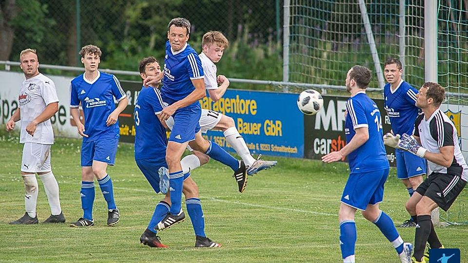 Der TuS Schnaittenbach (in Blau) möchte sich in Schmidmühlen für die Hinspielniederlage revanchieren und zudem mit seinem Gastgeber nach Punkten gleichziehen.