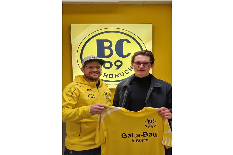 das Bild zeigt den sportlichen Leiter Andre hennen mit dem Neuzugang Leon Liebens