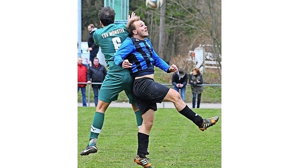 Eddy Bormann (rechts) zeichnete in der Partie gegen den Spitzenreiter TSVgg Münster für den 1:1-Ausgleichstreffer des TV 89 Zuffenhausen verantwortlich. Foto: Günter Bergmann