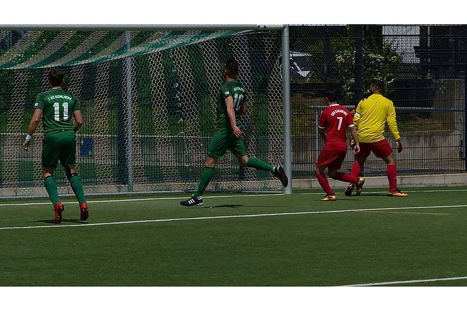 Der Ball segelt ins Tor, viele weitere Treffer sollten folgen. Insgesamt 24-mal wurde im Spiel zwischen dem 1. SC Kohlheck II und Karadeniz Wiesbaden II gejubelt. 