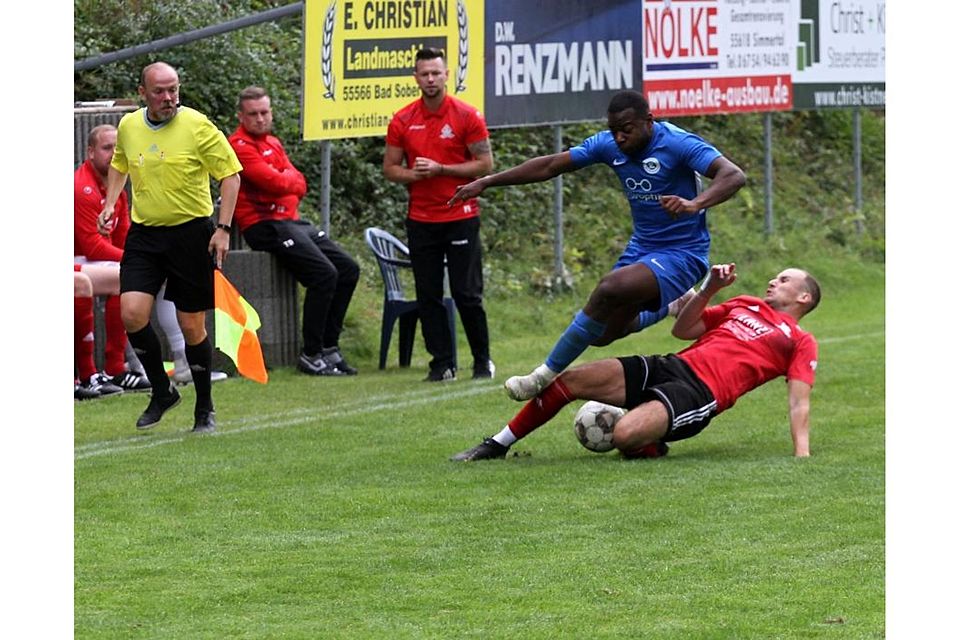 Intensive Zweikämpfe im Derby: Simmertals Dominik Frey (rotes Trikot) bremst Eintrachtler Levi Mukamba.	Foto: Mario Luge