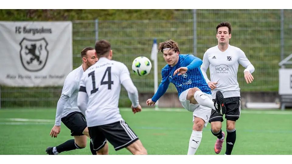 Jonas Kram (r.) vom Fußball-Gruppenligisten FC Burgsolms kommt zum Schuss, Tim Schäfer vom FSV Schröck hält sich zurück. © Jenniver Röczey