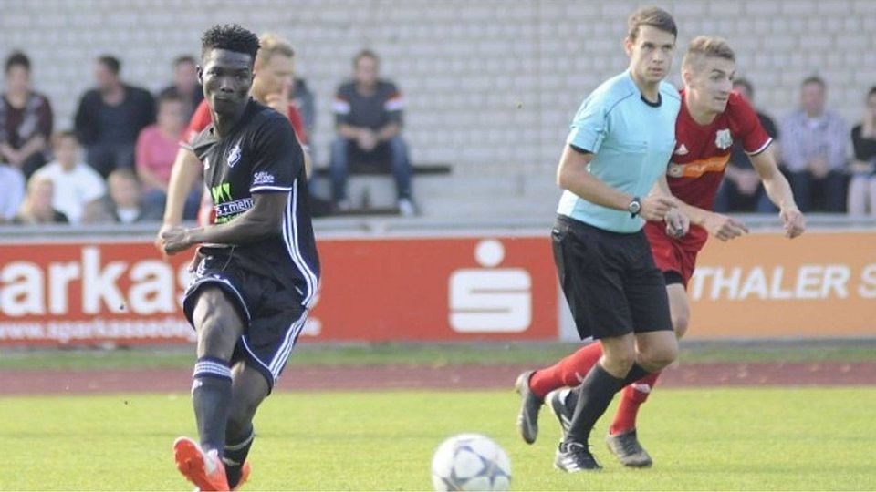 Mustapha Kamara (li.) hat sich dem VfB Straubing angeschlossen F: Nagl