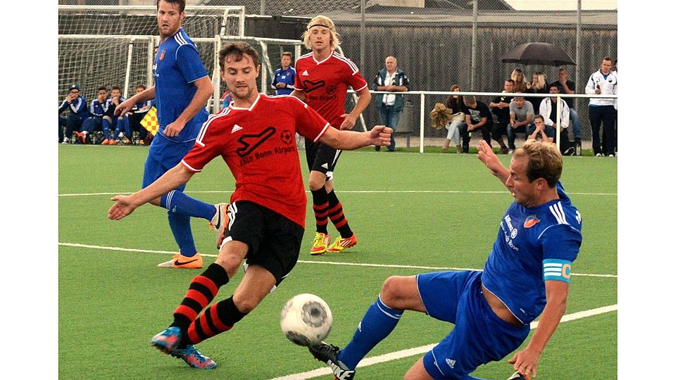 Ein packendes Spiel sahen die Zuschauer in Oberdrees. TuRa-Kapitän René Rose (rechts) gehörte zu den Torschützen. Foto: Horst Müller