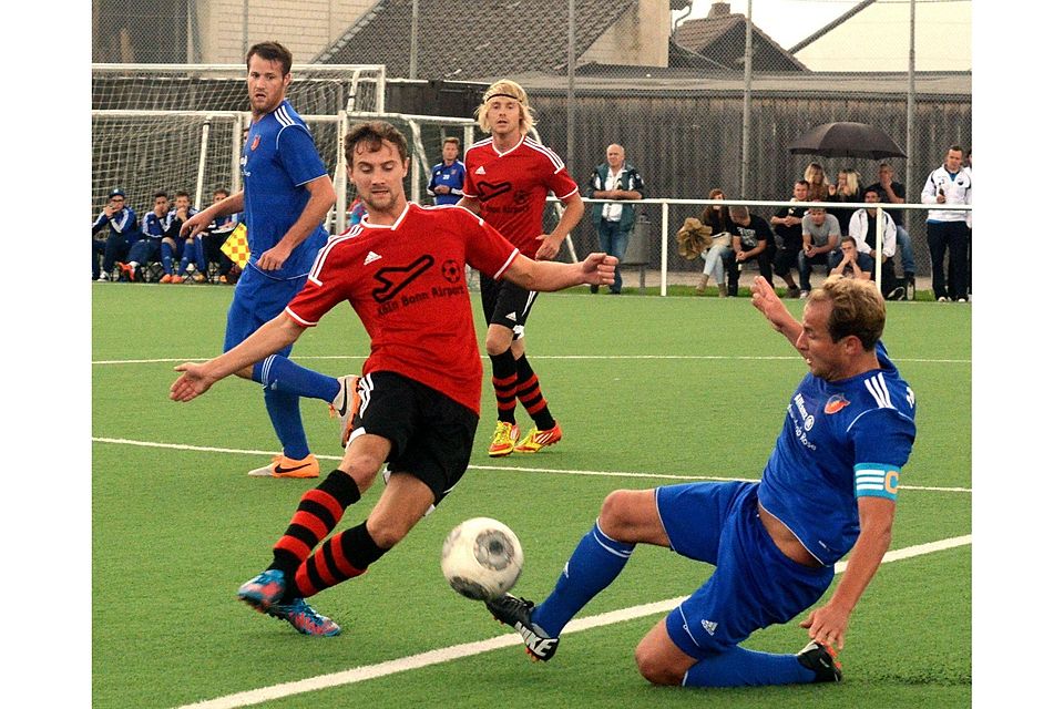 Ein packendes Spiel sahen die Zuschauer in Oberdrees. TuRa-Kapitän René Rose (rechts) gehörte zu den Torschützen. Foto: Horst Müller