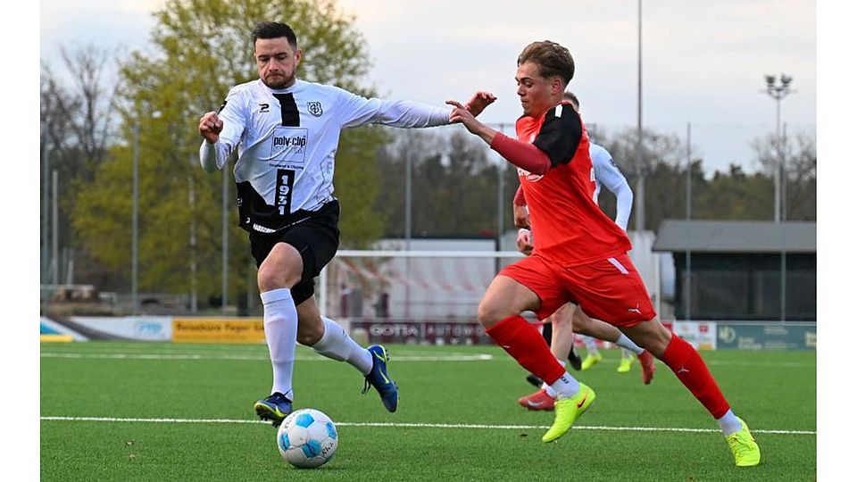 Der Walldorfer Joaquin Fazal (rechts) versucht vor dem Eddersheimer und Ex-Walldorfer Maximilian Thomasberger an den Ball zu kommen.	Foto: Uwe Krämer
