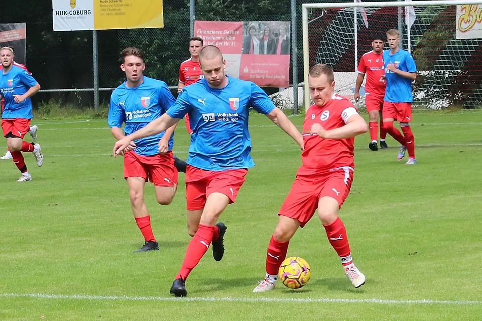 Absteiger D/A IV schlägt sich als Vierter wacker in der 1. Kreisklasse, drei Remis machen den Rückstand auf Agathenburg aus. Hier ist Florian Marx (links) im Zweikampf mit Immenbecks Kapitän Leon Sobbe. Absteiger D/A IV schlägt sich als Vierter wacker in der 1. Kreisklasse, drei Remis machen den Rückstand auf Agathenburg aus. Hier ist Florian Marx (links) im Zweikampf mit Immenbecks Kapitän Leon Sobbe.
