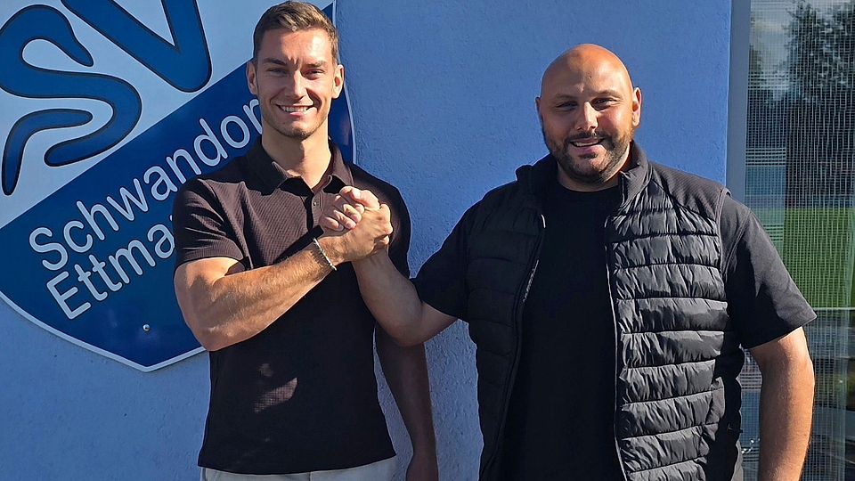 Hand drauf: Ettmannsdorfs neuer Sportlicher Leiter Erkan Kara (rechts) begrüßt Neuzugang Tobias Rieger am Naab-Ufer.