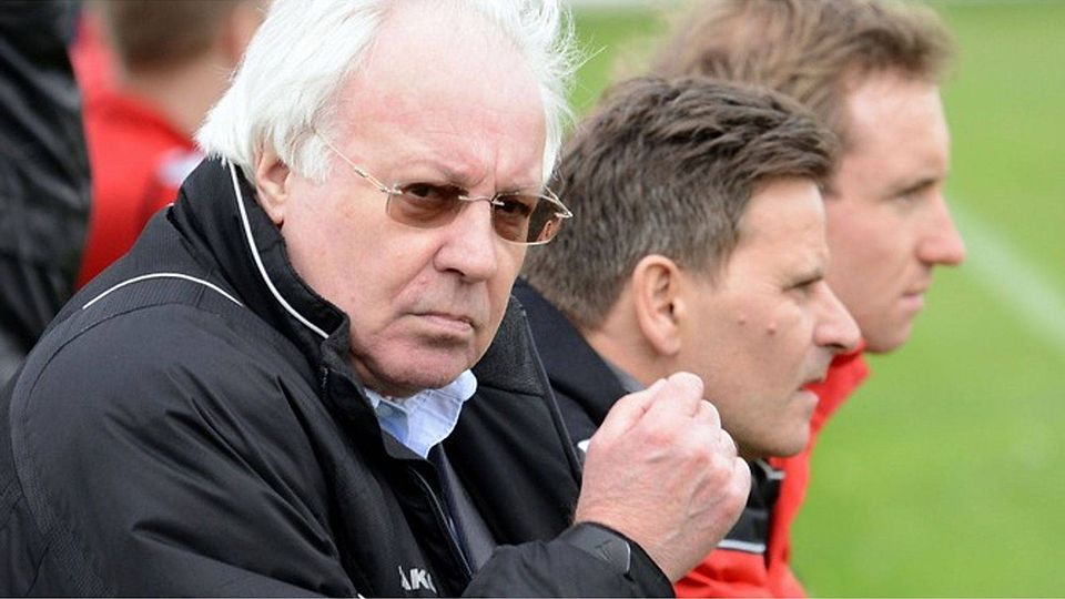 Klaus Sturm (vorne, neben Teammanager Richard Maierhofer) steht der SpVgg Hankofen als Berater zur Seite. F.:Meier