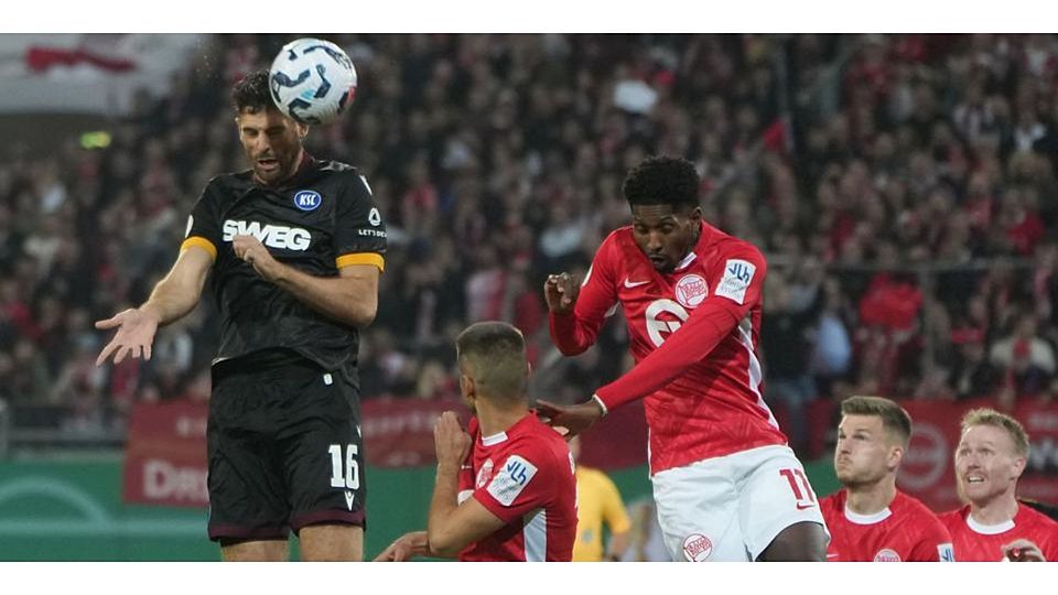 In der zweiten Runde des DFB-Pokals beendeten der Karlsruher SC und Luca Pfeiffer (l.) die Pokalträume von Kickers Offenbach und Boubacar Barry (3. v. l.). Im Hessenpokal-Achtelfinale gastiert der OFC nun in Cappel bei den SF/BG Marburg. © Thomas Frey/dpa