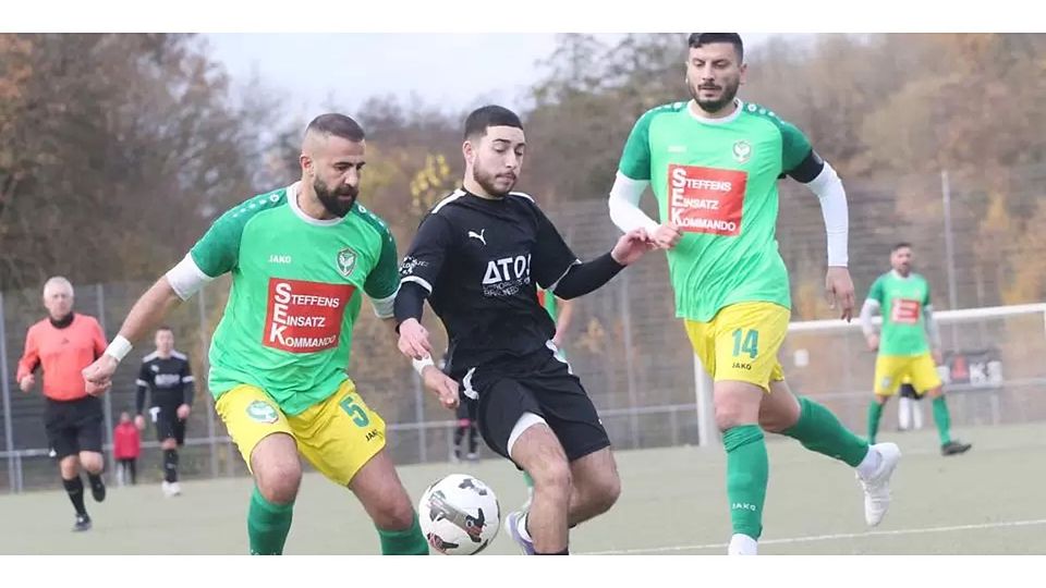 Ein enges Spitzenspiel liefern sich Ilker Danisman (l.), Mahir Marankoz (r.) und ihre Kollegen vom FC Amedspor Wetzlar mit Leonardo Troncone und Co. vom FSV Braunfels, der schließlich als 2:1-Sieger und damit neuer Tabellenführer vom Feld geht. © Steffen Bär