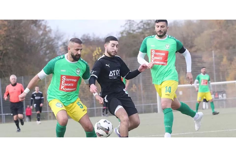 Ein enges Spitzenspiel liefern sich Ilker Danisman (l.), Mahir Marankoz (r.) und ihre Kollegen vom FC Amedspor Wetzlar mit Leonardo Troncone und Co. vom FSV Braunfels, der schließlich als 2:1-Sieger und damit neuer Tabellenführer vom Feld geht. © Steffen Bär