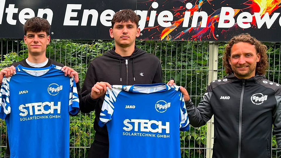Dennis Jehle (rechts) von der Sportlichen Leitung der SpVgg. Gundelfingen/Wildtal begrüßt die beiden Neuzugänge Luca Pavlovic (links) und Arbri Panxhaj (Mitte).