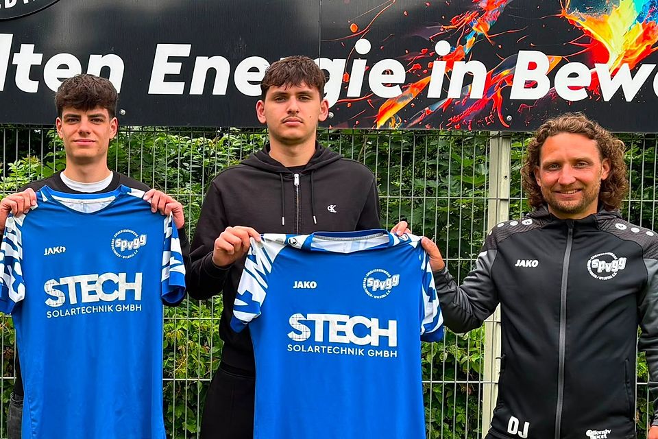 Dennis Jehle (rechts) von der Sportlichen Leitung der SpVgg. Gundelfingen/Wildtal begrüßt die beiden Neuzugänge Luca Pavlovic (links) und Arbri Panxhaj (Mitte). Dennis Jehle (rechts) von der Sportlichen Leitung der SpVgg. Gundelfingen/Wildtal begrüßt die beiden Neuzugänge Luca Pavlovic (links) und Arbri Panxhaj (Mitte).