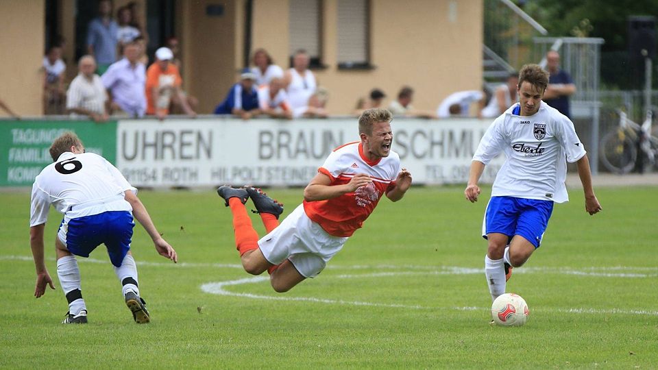 Erste Hälfte: Ein knackiges Foul, Sonnenschein und ein knochentrockener Rasen. Eine Stunde später fegte das Unwetter über den Rother Platz und machte ihn unbespielbar. Foto: Salvatore Giurdanella