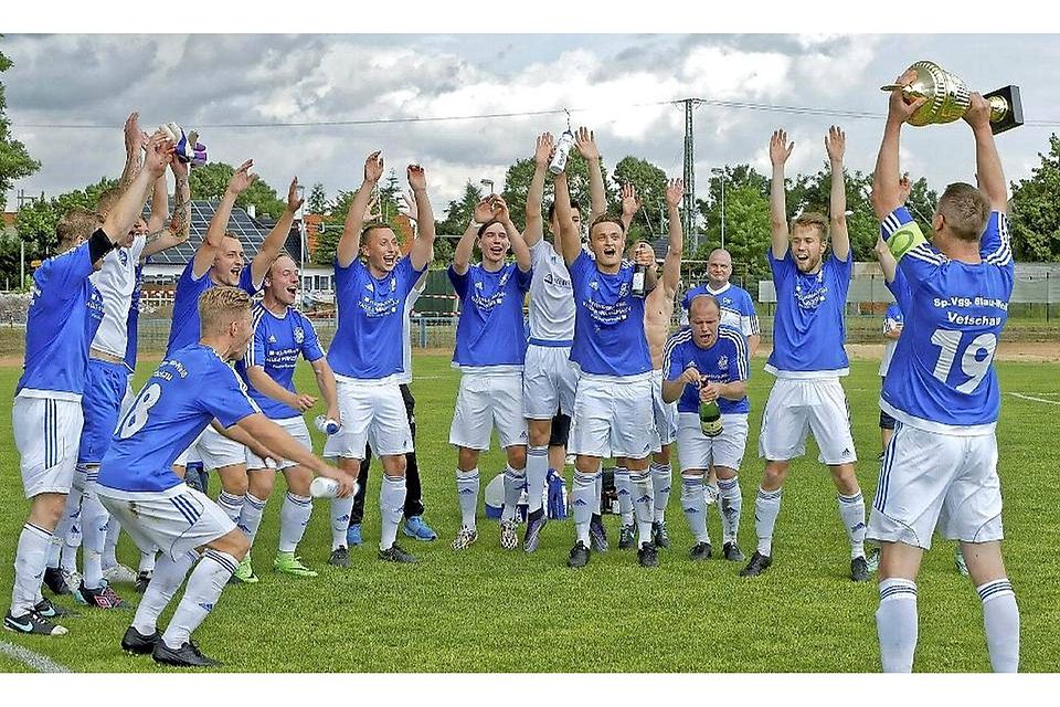 Zum zweiten Mal in Folge freuten sich die Vetschauer um Stürmer Andy Veit (r.) über den Pokalsieg des Fußballkreises Südbrandenburg. Foto: Roland Hottas